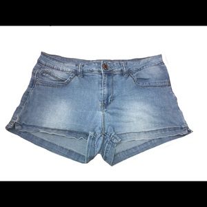 Junior wannabettabutt Mid rise jean shorts Size 11
